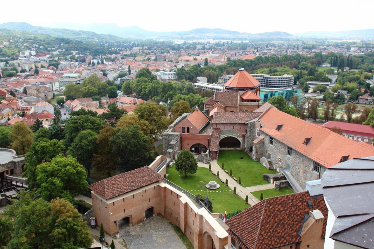Hotel Adalbert Szent Gyoergy Haz Esztergom Exterior photo