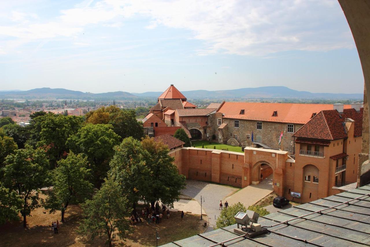 Hotel Adalbert Szent Gyoergy Haz Esztergom Exterior photo
